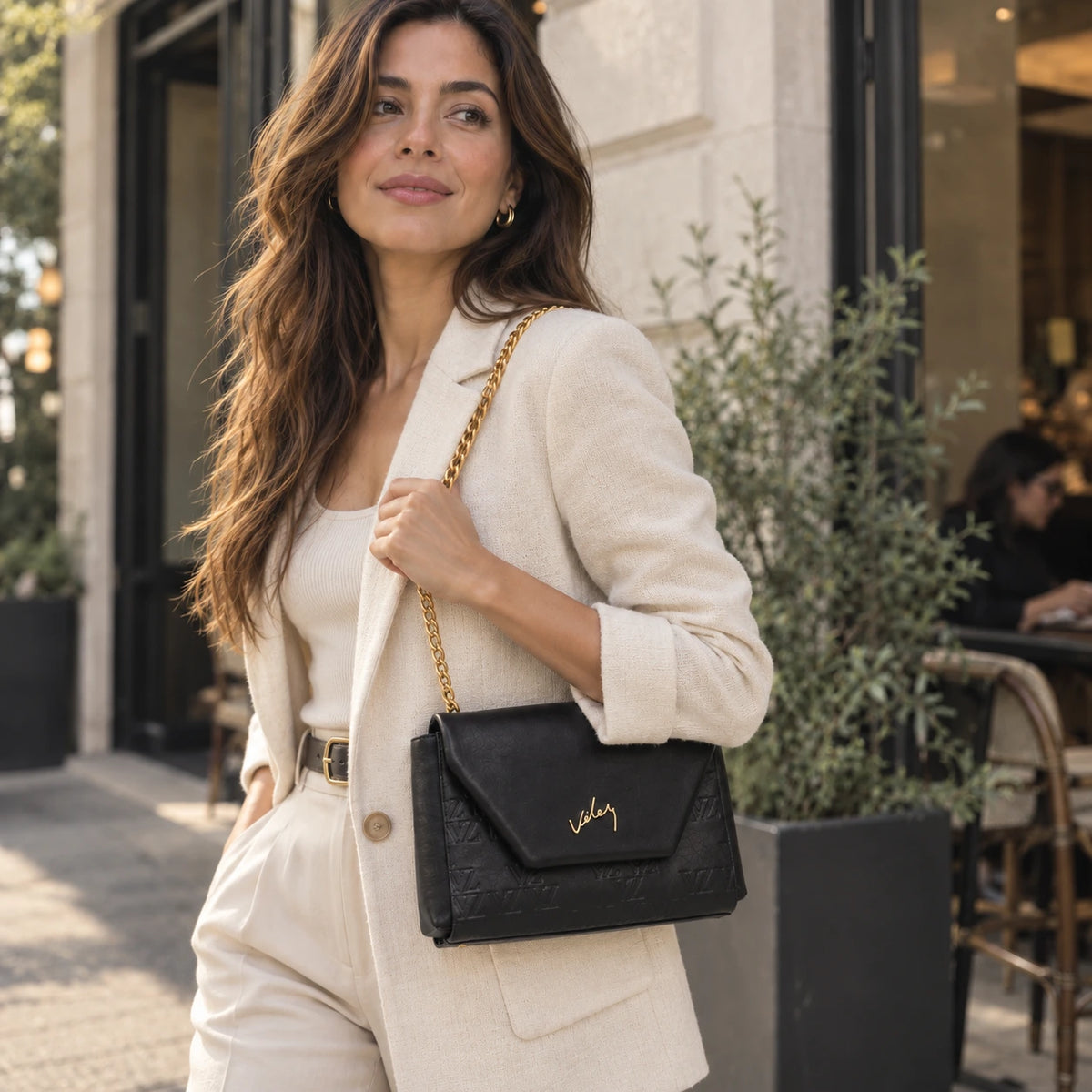 Bolso Vélez Bowling™ de Cuero Premium y Cadena Dorada - Lote Exclusivo con 75% de Descuento